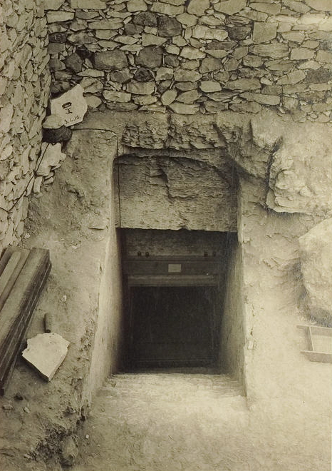 Burton, Harry. "Tutankhamun tomb photographs 2 002." Wikimedia Commons, 1922. https://commons.wikimedia.org/wiki/File:Tutankhamun_tomb_photographs_2_002.jpg